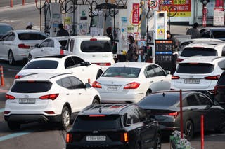 Cars line up at a gas station in Seoul